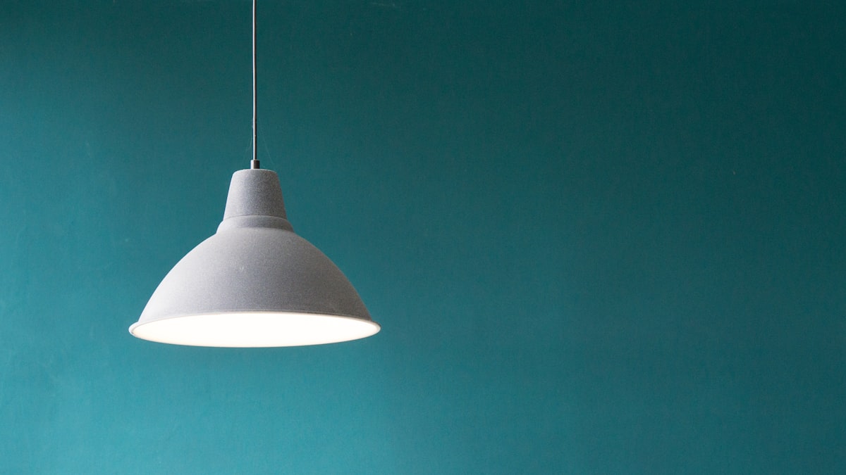 Hemmeligheden bag den gode stemning er sjældent én stor lampe, men flere små, varme lyskilder fordelt i rummet.